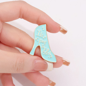 Spilla in metallo con lettere e scritte in inglese, stile cartone animato, per scarpe blu, dal design interessante e personalizzato, per il commercio estero - Product Image 4