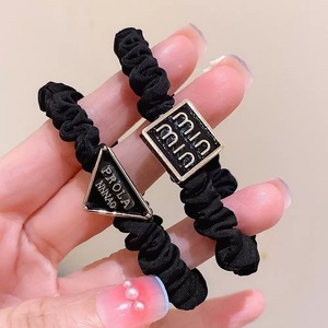 Élastiques à cheveux personnalisés avec logo pour femmes |   Élastique à cheveux en tissu avec pendentif lettre |   Accessoires pour cheveux OEM ODM pour <span class=keywords><strong>queue</strong></span> <span class=keywords><strong>de</strong></span> <span class=keywords><strong>cheval</strong></span> - Product Image 3