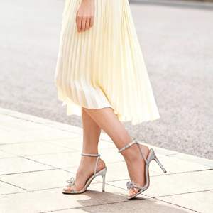 Vente en gros Nouveau Femmes Double Bowknots Cristal Clair PVC Slingback Mince Talons Hauts Bride À La Cheville Bout Carré Sandales Chaussures - Product Image 4