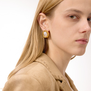 ต่างหูมุกประดับเพชร ชุบทอง เรซิ่นทรงวงรี ใส่ได้ทุกวัน - Product Image 3