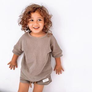 Ensemble de vêtements personnalisés pour bébé garçon et bébé fille, ensemble décontracté uni à manches courtes en tissu gaufré, vêtements d'été unisexes pour bébé avec étiquette - Product Image 2
