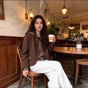 Elegante Conjunto de Chaqueta y Pantalón de Lana Marrón para <span class=keywords><strong>Mujer</strong></span>, Cálido y Suave, de Dos Piezas, Sudadera <span class=keywords><strong>con</strong></span> Capucha y Pantalón de Pierna Ancha de Cintura Alta - Product Image 3