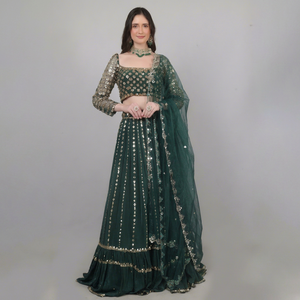 Lehenga choli de créateur pour femme Royal Glam Fashion, couleur verte, avec travail de sequins, perles, miroirs et fils. - Product Image 1