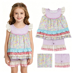 En stock: Conjunto de ropa de algodón para niñas pequeñas, con top tipo túnica con tirantes y bordado de sandía y pantalones cortos verdes con ribete festoneado. Venta al por mayor de conjuntos de moda para niños pequeños. - Product Image 5