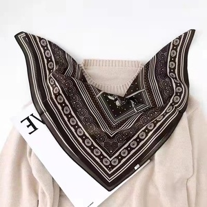 أوشحة حريرية ساتان مخصصة شال فاخر بتصميم حك تصميم كبير مربع طباعة فولارد إن صوي للنساء مع شعار الشركة - Product Image 5