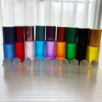 Vente en gros de flacons roll-on cylindriques en verre mat givré de 5 ml et 10 ml, diffuseurs à bâtonnets, couleurs personnalisables, pour huiles essentielles, parfums et soins de la peau