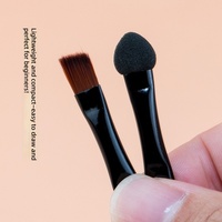 Mini éponge double face en poils naturels pour applicateur de fard à paupières avec manche en plastique, idéale pour les palettes de fards à paupières, format voyage