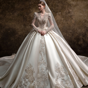 LSHT125 Vestido de Novia Moderno y Elegante con Cuello en V, Apliques Florales de Cristal y Manga Larga para Mujer - Product Image 1