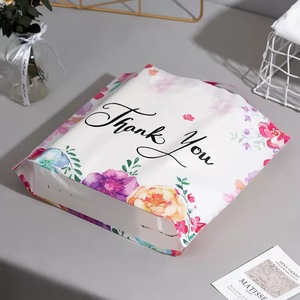 Sac fourre-tout en plastique poly avec logo personnalisé, sacs cadeaux à provisions découpés avec poignées à boucle souple pour magasin de vêtements au détail - Product Image 6