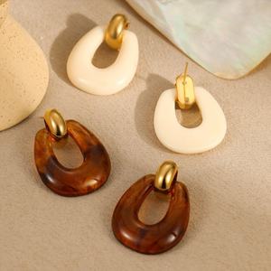 Boucles d'oreilles de luxe en acier inoxydable pour femmes, design coréen, durables, en résine irrégulière dorée, bijoux fins, vente en gros sur mesure - Product Image 2