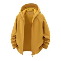 Veste softshell noire à manches raglan, coupe-vent à capuche, poches zippées discrètes, poignets fuselés, coupe décontractée
