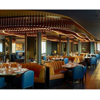 Ensemble de table et de chaises de salle à manger de restaurant d'hôtel contemporain de luxe, banc en cuir