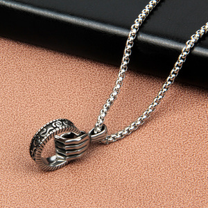 <span class=keywords><strong>Collana</strong></span> con Ciondolo Anniversario in Acciaio Inossidabile per <span class=keywords><strong>Uomo</strong></span>, Stile Neo-Gotico con Catena a Maglia, <span class=keywords><strong>Anello</strong></span> con Artiglio dal Design Originale - Product Image 2