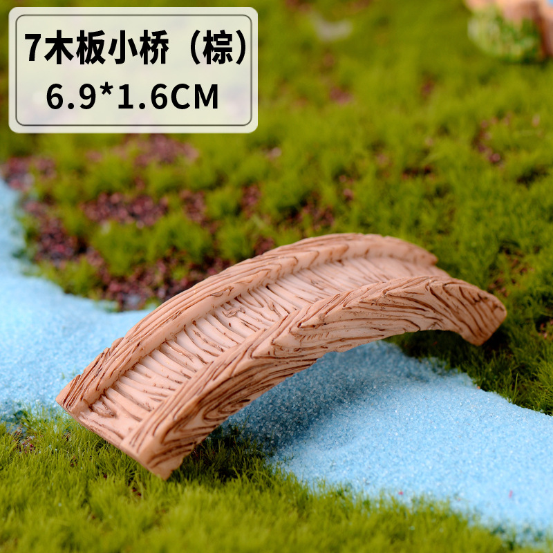 Pequeño puente de tablón marrón