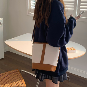 กระเป๋าทรงถังสำหรับผู้หญิง สีขาว สีน้ำตาล หัวเข็มขัดแม่เหล็กแบบนุ่ม ใช้ได้ทุกวัน - Product Image 1