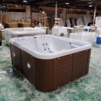Bain à remous extérieur moderne en acrylique blanc autoportant avec fonction massage, douche intégrée et accès facile