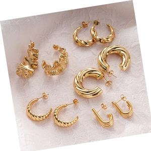 Joyería de Moda al por Mayor de Europa y América, Aros Personalizados de Acero Inoxidable con Forma de Triángulo en C para Mujer - Product Image 1