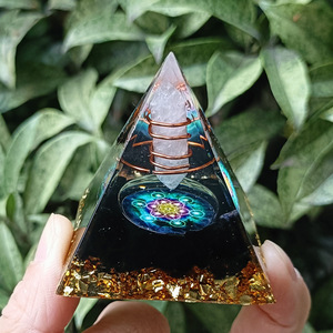 Pyramide en résine époxy avec pierres de cristal, ornement de bureau avec fonction lumineuse pour la décoration d'aquarium et la décoration de la maison, cadeau - Product Image 4