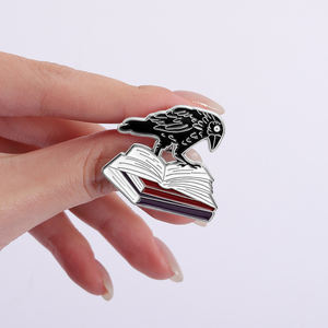 Pin de Esmalte de Cuervo y Libro, Broche de Arte Gótico Punk, Diseño de Cuervo Lector, Insignia para Mochila, Joyería de Moda al por Mayor - Product Image 4