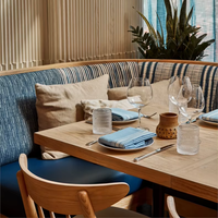 Ensemble de table et de chaises de salle à manger modernes et personnalisables de luxe pour hôtel 5 étoiles, restaurant commercial, mobilier de restaurant carré en bois massif