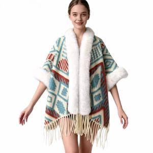 Élégante Cape en Fausse Fourrure Tricotée avec Pompons, Poncho Chaud et Chic pour Noël, Nouvel An et Rendez-vous Galants - Product Image 3