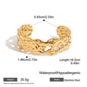 Bracelet manchette large ouvert martelé en acier inoxydable plaqué or 14 carats déclaration minimaliste industrielle bijoux <span class=keywords><strong>essentialistes</strong></span> - Product Image 6