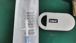 Lector RFID LF de mano ABS blanco compacto para etiquetas de oreja y chips implantables Operación de frecuencia simple de un botón 134,2 kHz - Product Image 3