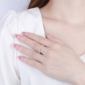 แหวนเงินแท้ S925 ดีไซน์เรียบหรู ประดับเพชรโมอิสซาไนต์ชุบทองคำขาว สำหรับผู้หญิง เหมาะเป็นของขวัญ - Product Image 5