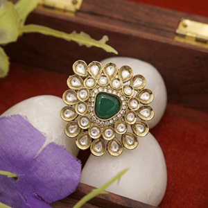 Bague tendance traditionnelle en alliage plaqué or antique avec pierre centrale en émeraude verte en forme de goutte pour femme, bijoux de mariée - Product Image 2