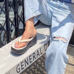 รองเท้าแตะแฟชั่นสไตล์เรโทรแบบสวม รุ่นใหม่ล่าสุดสำหรับฤดูร้อน พื้นหนาสีพื้น  สำหรับผู้หญิง เหมาะสำหรับใส่กลางแจ้ง - Product Image 5