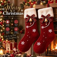 Chaussettes de Noël douillettes en chenille pelucheuse, antidérapantes, chaudes et confortables, pour la détente des fêtes, avec lettres hautement personnalisables, échantillon gratuit