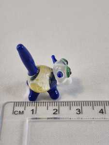 Figurine de chat en verre soufflé à la main, sculpture animale décorative avec queue bleue et corps jaune - Product Image 4