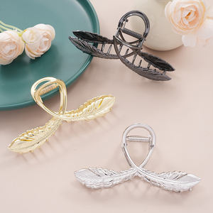 Grandes <span class=keywords><strong>pinces</strong></span> à cheveux 11.5cm à double plumes en relief Pince à cheveux en alliage de zinc Barrettes épingles à cheveux requin pour queue de cheval fille - Product Image 2