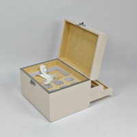 Boîte cadeau en bois laqué brillant avec doublure en velours, insert en mousse, tiroir latéral, fermeture à loquet métallique et couvercle à charnières pour emballage de luxe de cosmétiques