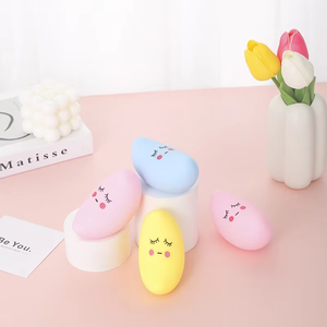Balle anti-stress souple en TPR en forme de banane - Jouet sensoriel à récupération lente pour la relaxation au bureau, les cadeaux de fête et la réduction de l'anxiété - Product Image 3