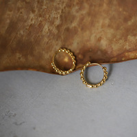 Boucles d'oreilles créoles perlées Novirassine en acier inoxydable plaqué or 18 carats, petites boucles d'oreilles créoles Huggie pour femmes, bijoux
