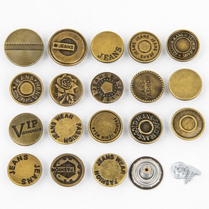 ผู้ผลิตตามสั่ง ปุ่มทองเหลืองทรงกลมแบบแบน ชุบเคลือบ พร้อมสลักโลโก้ตามแบบ สำหรับเสื้อแจ็คเก็ตและกางเกงยีนส์ - Product Image 5