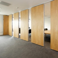 Cloisons acoustiques mobiles modernes en métal sans rail, isolation phonique élevée (max 53 dB) pour salle de sport et salle de conférence