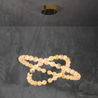 Lustre suspendu minimaliste multi-niveaux en marbre et cuivre, idéal pour salle à manger et restaurant, en albâtre naturel