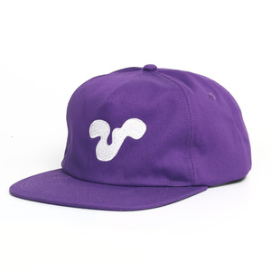 Cappello da papà a 5 pannelli non strutturato con visiera piatta, logo ricamato personalizzato e fibbia con etichetta - Product Image 1