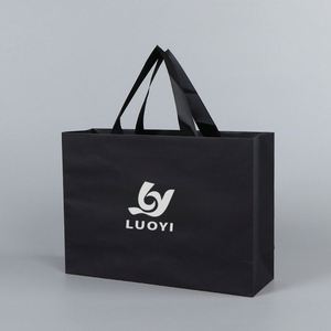 Sacs en papier cadeau noirs personnalisés avec votre propre logo, emballage en carton, sacs en papier réutilisables pour les courses avec poignées - Product Image 1