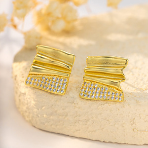 Pendientes de tuerca geométricos cuadrados con microincrustaciones de cristal, chapados en oro de 18 quilates, color dorado EDB-010 - Product Image 1