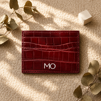 Porte-cartes en cuir texturé crocodile rouge, portefeuille fin avec surface brillante et fentes pour cartes ondulées superposées pour commandes en marque blanche