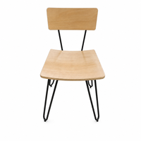 Chaise d'appoint scandinave en placage de hêtre, assise et dossier en contreplaqué, pieds en métal noir à chevrons, cadre métallique thermolaqué, vente en gros