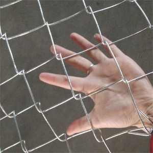 Pannelli di Recinzione a Maglia Concatenata 6x6 <span class=keywords><strong>in</strong></span> PVC Nero Zincato <span class=keywords><strong>per</strong></span> Industria, Rotolo da 50 Piedi, Recinzione Chainlink da 6 Piedi - Product Image 1