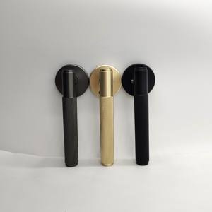 Manijas de Puerta de Entrada Clásicas Modernas de Lujo, Juego de Manijas de Palanca con Diseño Moleteado, Privacidad Interior, Color Negro y Dorado, con Cerradura - Product Image 1