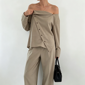 Completo Donna Urban-Casual con Top Asimmetrico Abbottonato e Pantaloni a Gamba Larga, Tonalità Personalizzata, Abbigliamento Estivo Donna 2026 - Product Image 2