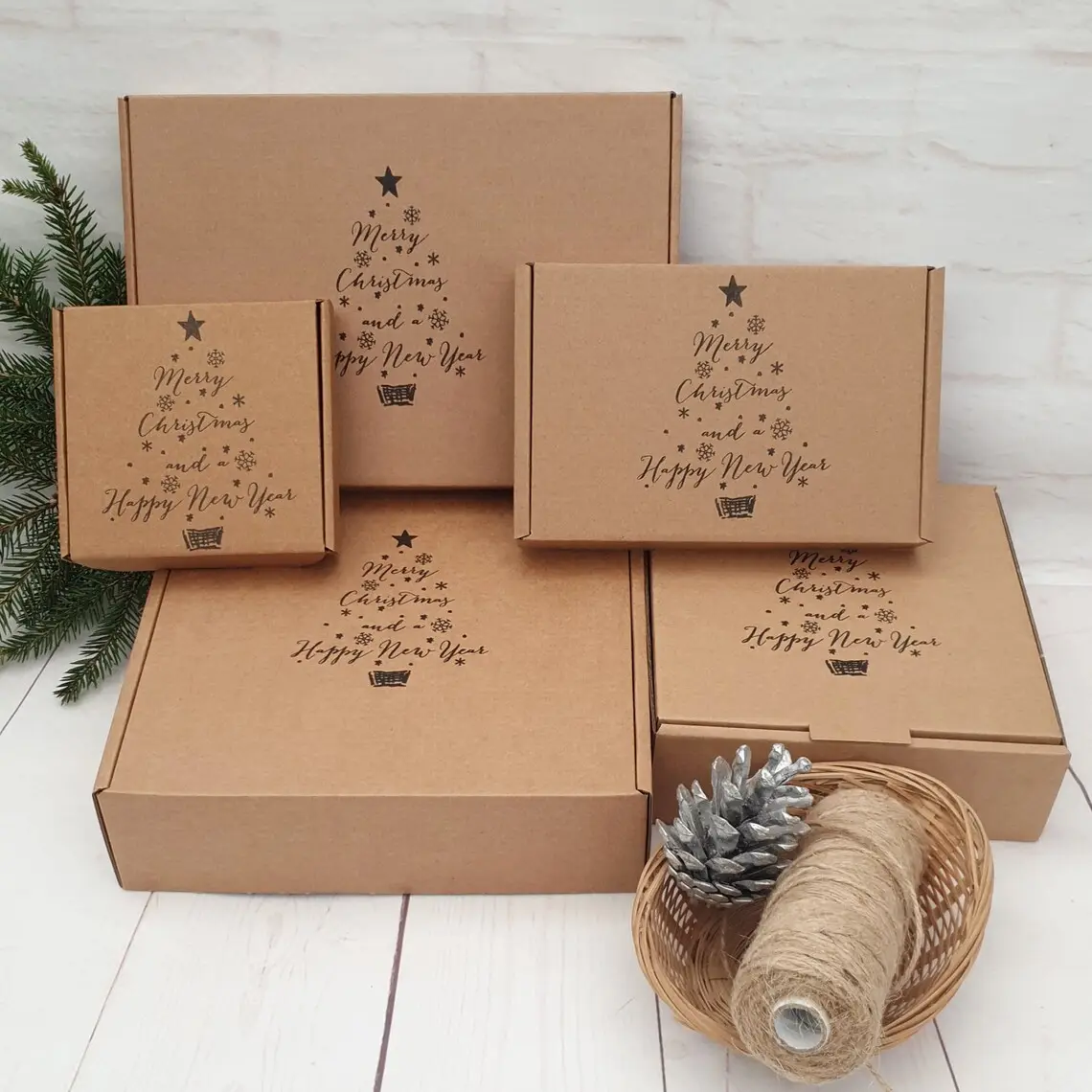 Leere Weihnachtsgeschenkbox kleine mittlere Postbox aus Karton einzigartige umweltfreundliche recycelbare nachhaltige Verpackung