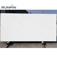 Dalle de quartz blanc Runpin, haute résistance physique, surface anti-rayures pour projets commerciaux à fort trafic, revêtement de sol