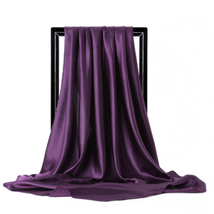 Sciarpa Quadrata di Lusso 90cm Nera e Oro con Stampa a Catena e Bordo a Righe Rosse e Verdi per <span class=keywords><strong>Donna</strong></span>, <span class=keywords><strong>Scialle</strong></span> in Raso - Product Image 3
